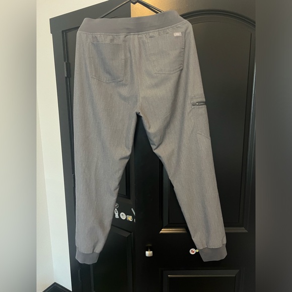 Figs graphite large Catarina top, medium Zamora joggers! - Picture 6 of 8